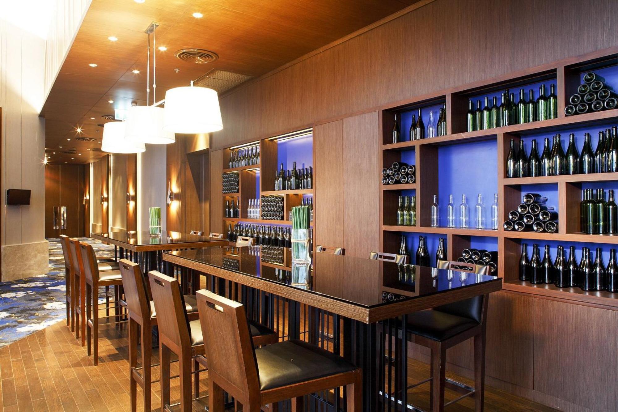 Centara Grand At Centralworld Bangkok Zewnętrze zdjęcie The bar at the lounge