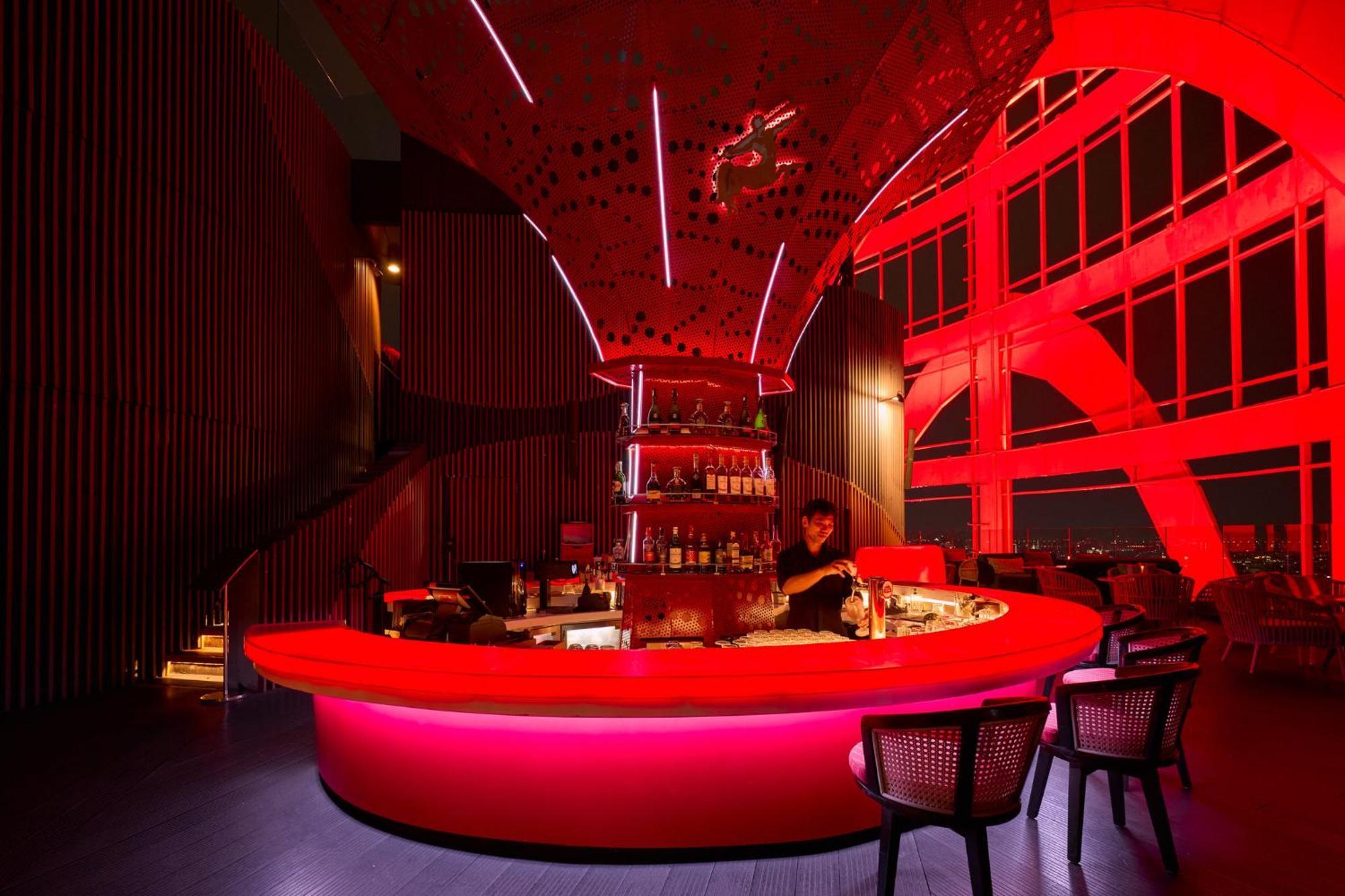 Centara Grand At Centralworld Bangkok Zewnętrze zdjęcie The bar at the top of the tower