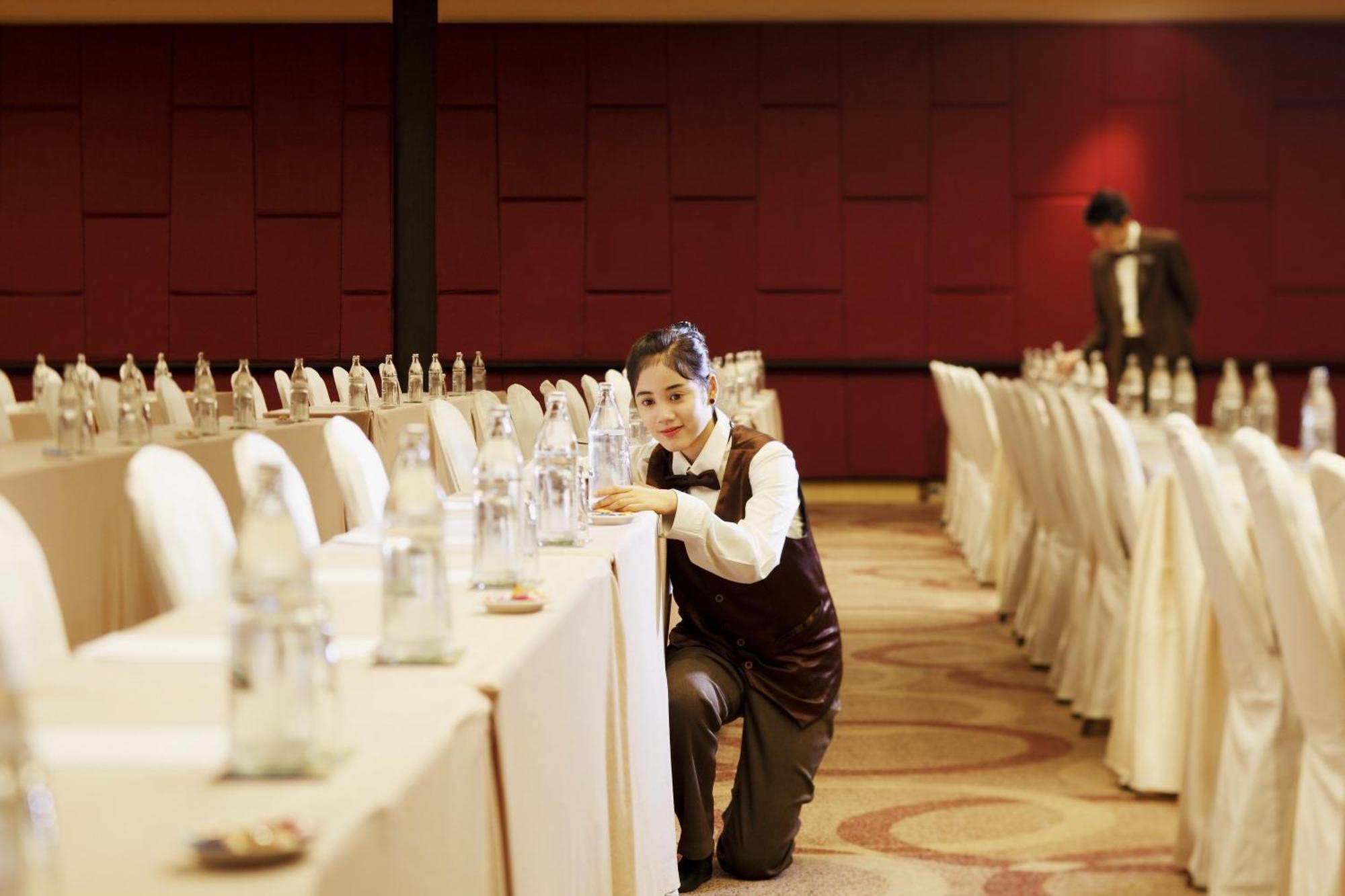 Centara Grand At Centralworld Bangkok Zewnętrze zdjęcie A hotel employee sets up a meeting room