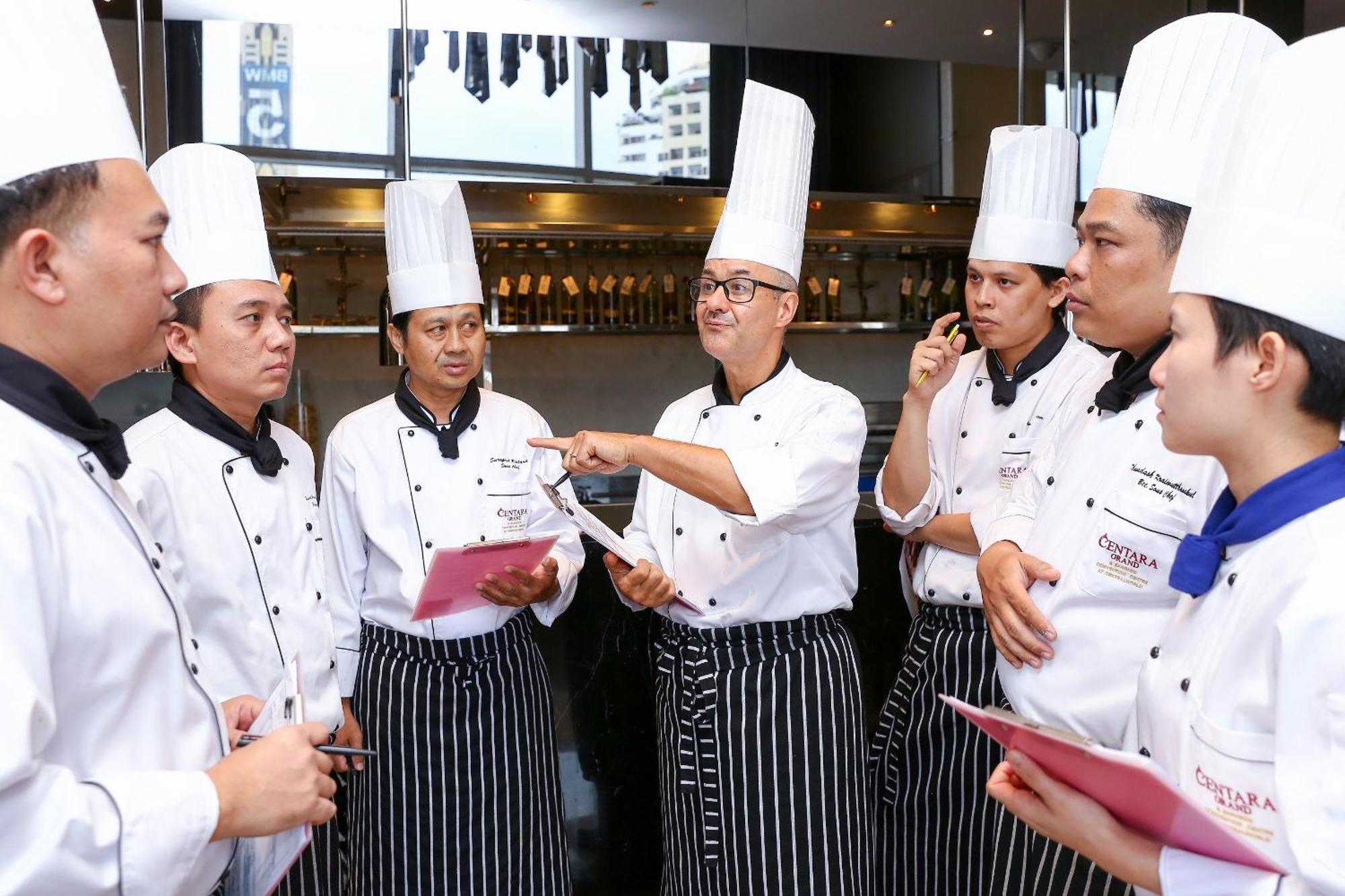 Centara Grand At Centralworld Bangkok Zewnętrze zdjęcie Culinary students at the Asian Culinary Center