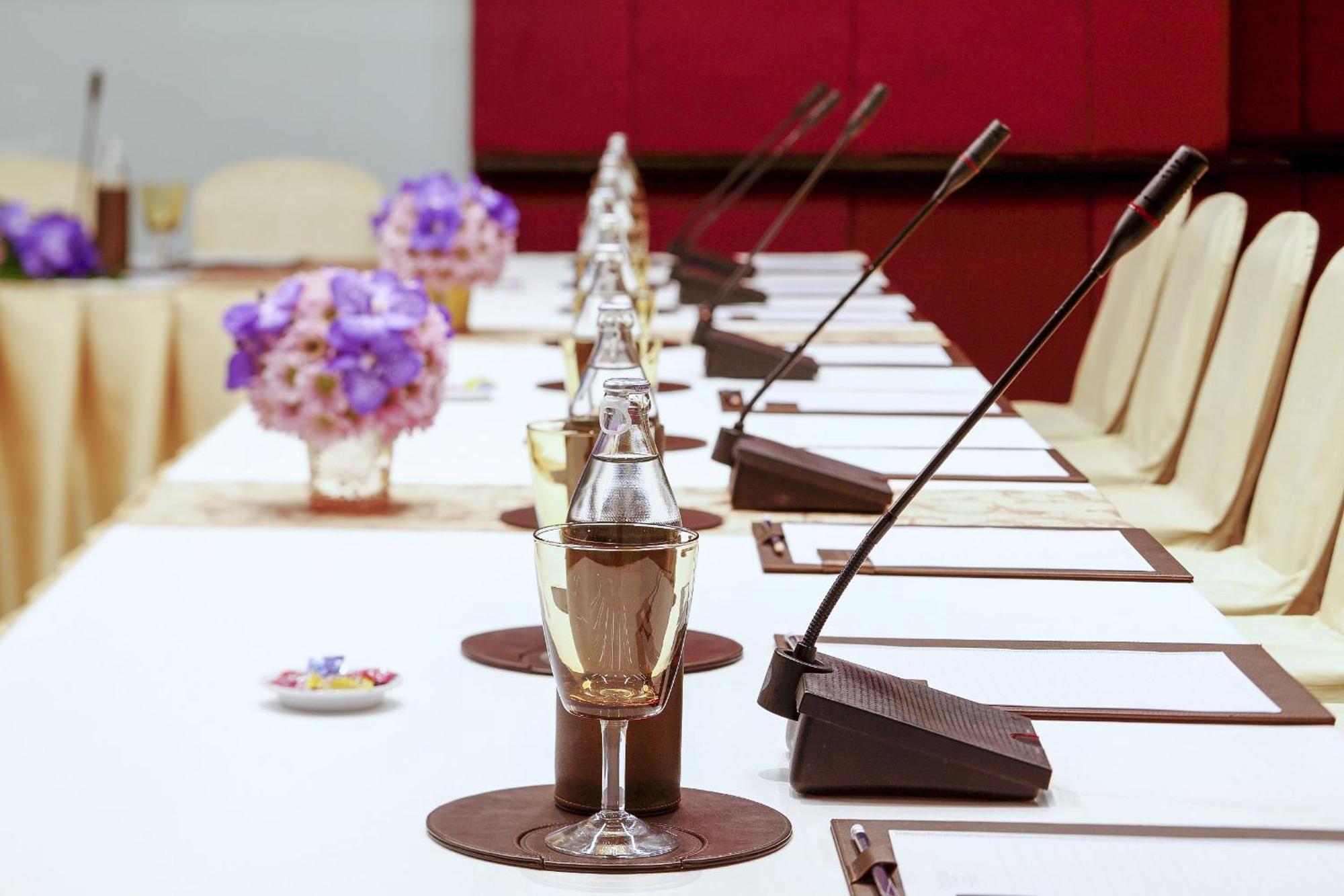 Centara Grand At Centralworld Bangkok Zewnętrze zdjęcie A table microphone