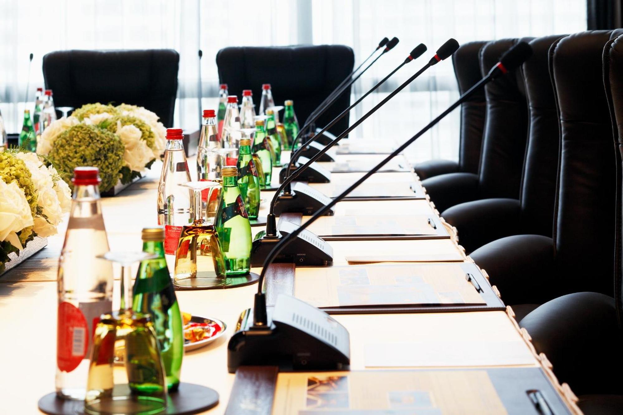 Centara Grand At Centralworld Bangkok Zewnętrze zdjęcie A conference table with microphones