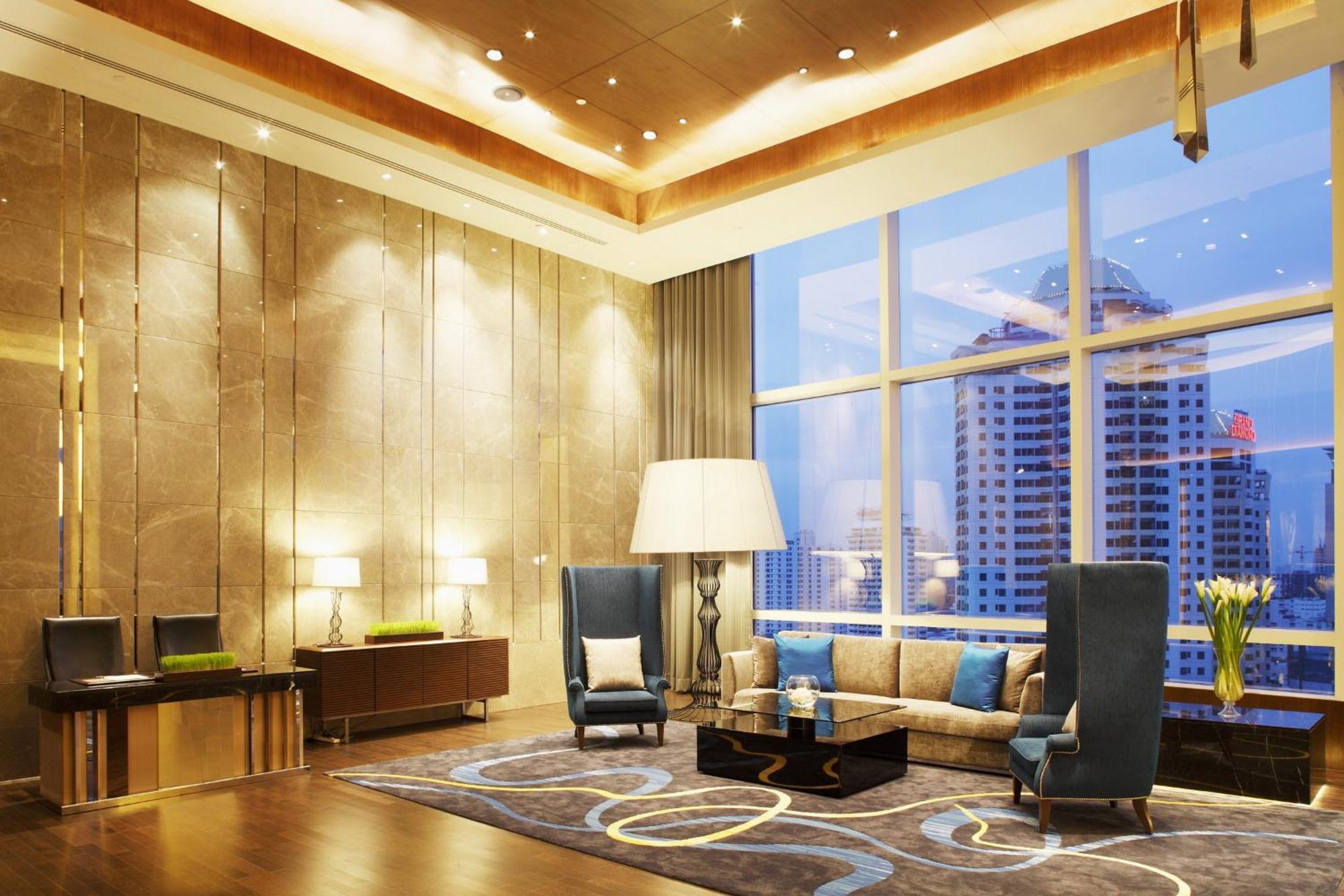 Centara Grand At Centralworld Bangkok Zewnętrze zdjęcie The living room of a typical suite