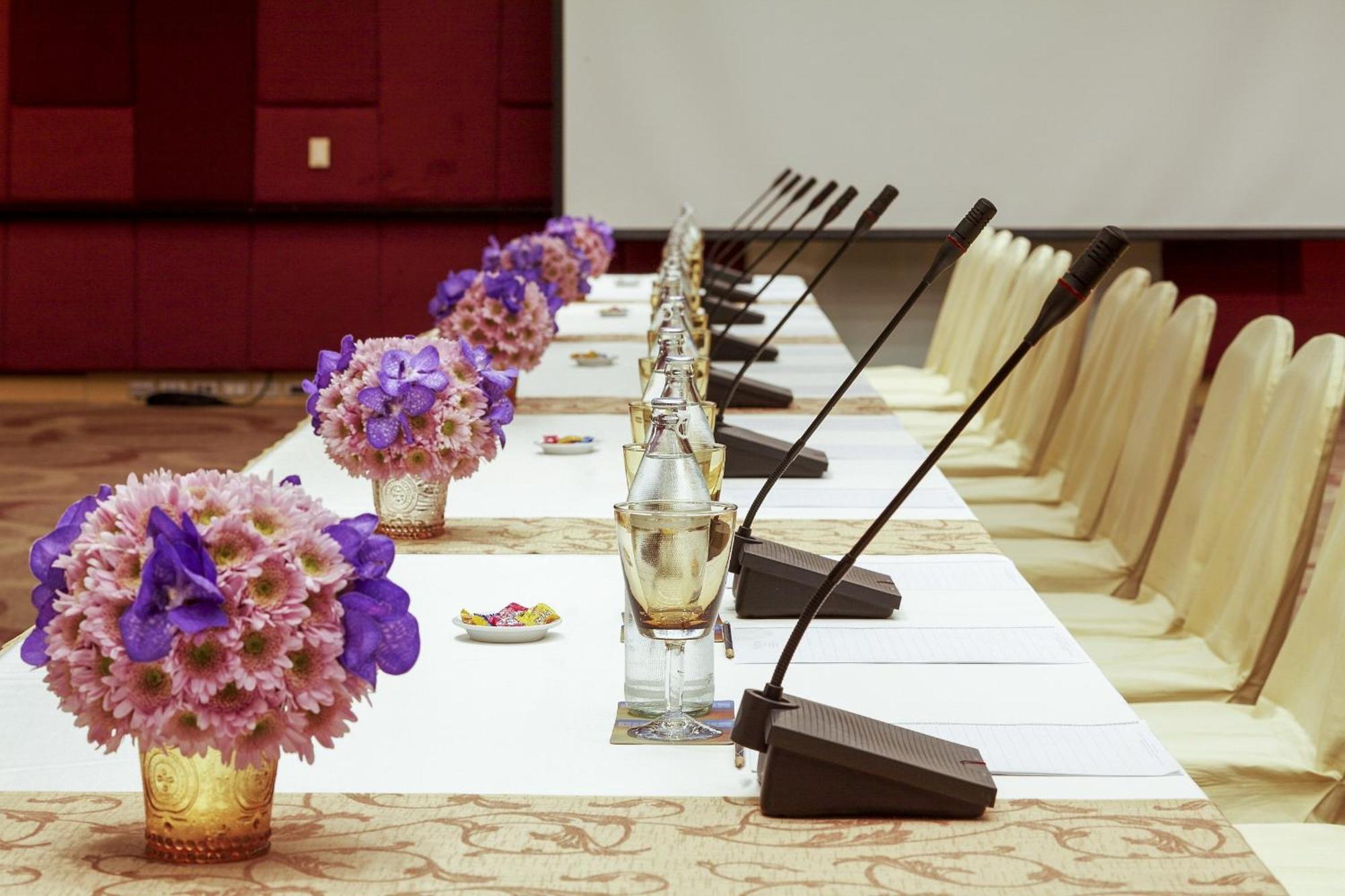 Centara Grand At Centralworld Bangkok Zewnętrze zdjęcie A table with microphones